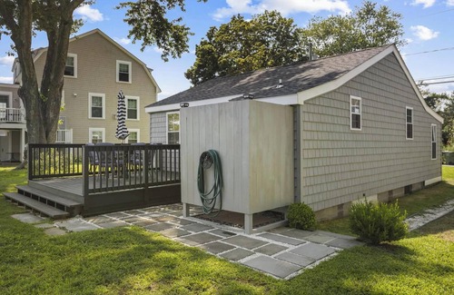 Saybrook Manor House | Charming 2-bedroom cottage short walk to beach located at Chalker Beach,