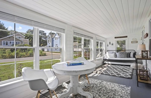 Saybrook Manor House | Charming 2-bedroom cottage short walk to beach located at Chalker Beach,