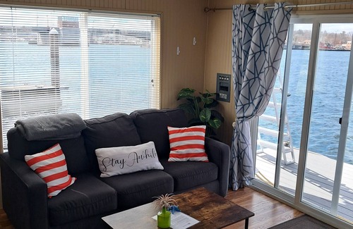 Sturgeon Bay Boat Rental | Charming 2-bedroom houseboat in Sturgeon Bay with AC, WiFi/Pier Relax'n