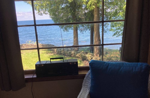 Sturgeon Bay Cottage | Charming 2-bedroom cottage directly on the bay of Sturgeon Bay