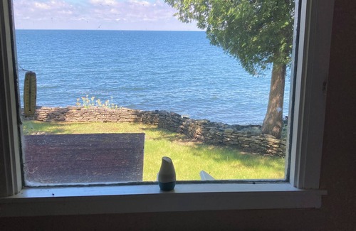 Sturgeon Bay Cottage | Charming 2-bedroom cottage directly on the bay of Sturgeon Bay