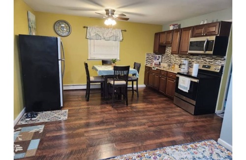 West Babylon House | Charming 2 Bedroom Home Away From Home Apartment