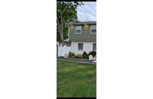 West Babylon House | Charming 2 Bedroom Home Away From Home Apartment