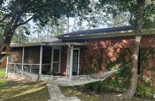 Conway House | Charming 2-BR bungalow in peaceful Conway, 7 min to CCU and 25 min to beach