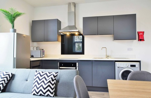 Salford Apartment | Charming 2-BR Flat near Salford Royal with Parking