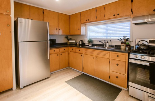 Gold Hill Cottage | Charming 2 BR riverside stopover in Gold Hill. Private hot tub, river access, and just down the road from Del Rio Vineyards. Perfect base for exploring the Rogue Valley. Pet-friendly!