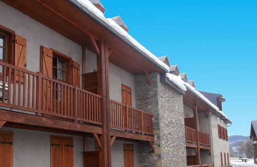 Vignec Apartment | Charming 2-Room Apartment for 6 with Pool Access in Vignec Village