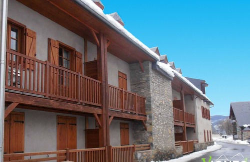 Vignec Apartment | Charming 2-Room Apartment for 6 with Pool Access in Vignec Village