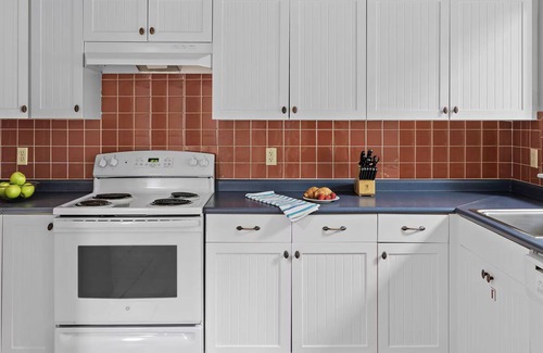 Jamestown Apartment | Charming 2 story, 2bdrm, 2.5 bath apt w/full kitchen in wonderful Jamestown.
