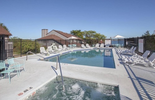 Jamestown Apartment | Charming 2 story, 2bdrm, 2.5 bath apt w/full kitchen in wonderful Jamestown.