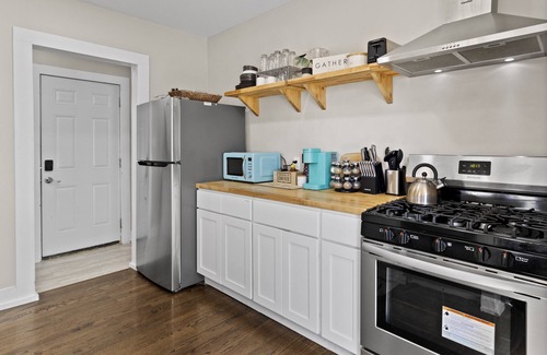 Milwaukee Apartment | Charming 2BD W/Parking 15 Mins from Downtown