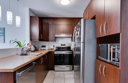 Longueuil Condo | Charming 2BDR APT Close to DT MTL with FREE PARKING - All Inclusive Monthly Stay