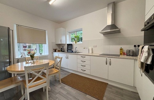 Crawley Cottage | Charming 2BR Cottage - Fully Furnished - 10min LGW