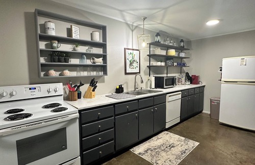 Natchitoches Apartment | Charming 2BR Guesthouse, King Beds, Kitchen & Parking Close to Historic Downtown