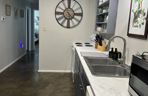 Natchitoches Apartment | Charming 2BR Guesthouse, King Beds, Kitchen & Parking Close to Historic Downtown