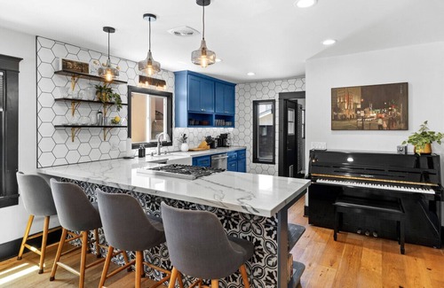 Mid City House | Charming 2BR in Heart of LA with Spacious Backyard