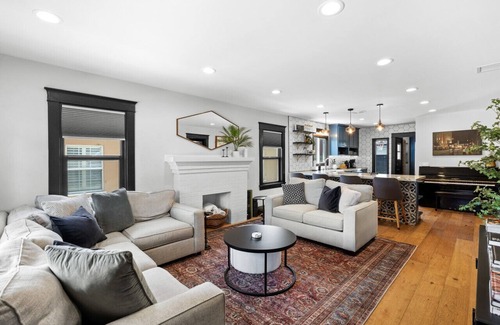 Mid City House | Charming 2BR in Heart of LA with Spacious Backyard