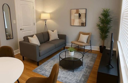 West Lakeview Apartment | Charming 2BR in Vibrant Lakeview