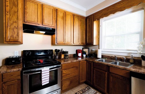 Montgomery Cottage | Charming 2BR Pet-Friendly Cottage | Near Capitol