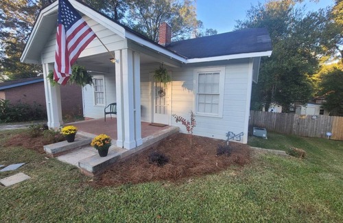 Montgomery Cottage | Charming 2BR Pet-Friendly Cottage | Near Capitol