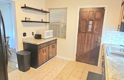 Jacksonville House | Charming 3/1 home in Jacksonville, 8 min to Stadium with Large Screen Porch