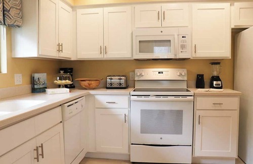 North Forest Beach Cottage | Charming 3-bedroom cottage in lovely Hilton Head Island with WiFi, fitness room