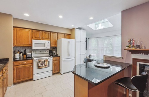 Germantown House | Charming 3-bed, 2.5 baths townhome in Germantown with WiFi, AC, 2 parking.
