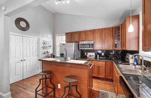 Charlotte House | Charming 3 Bed Bungalow Blocks from Uptown