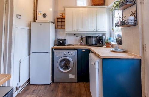 Leigh-on-Sea House | Charming 3-Bedroom Cottage in Leigh On Sea | Pass the Keys
