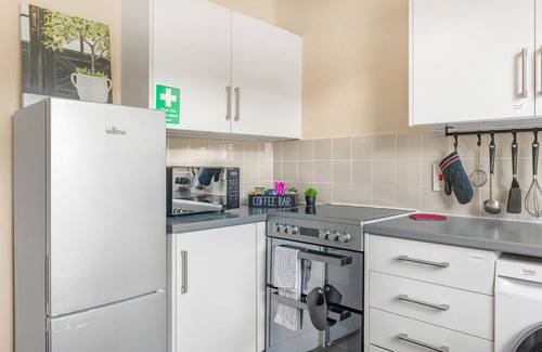 Nottingham House | Charming 3-bed house in Nottingham with WiFi, Free Car parking, Garden & Office