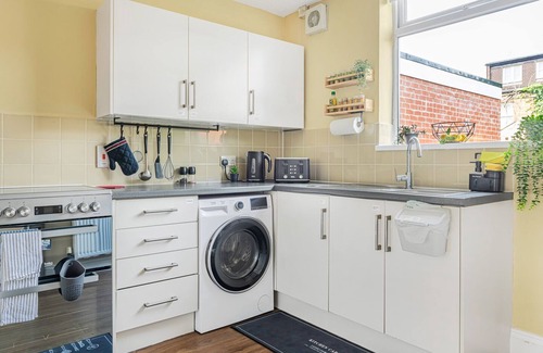 Nottingham House | Charming 3-bed house in Nottingham with WiFi, Free Car parking, Garden & Office
