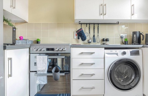 Nottingham House | Charming 3-bed house in Nottingham with WiFi, Free Car parking, Garden & Office