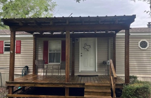 Wellborn House | Charming 3-bedroom mobile home located just minutes away from Texas A&M Univ.