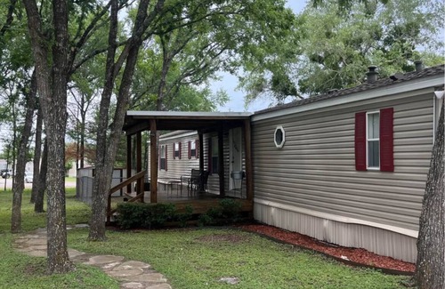 Wellborn House | Charming 3-bedroom mobile home located just minutes away from Texas A&M Univ.