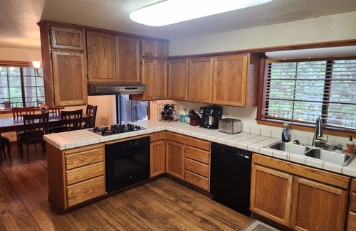 Placerville Cabin | Charming 3-bedroom cabin with WiFi, AC in Pollock Pines
