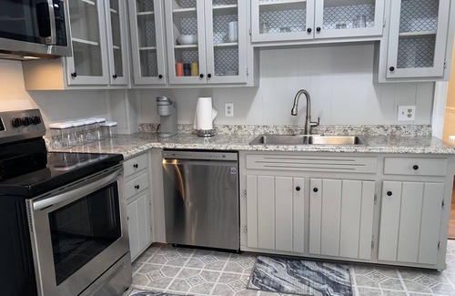 Petersburg House | CHARMING 3 BEDROOM 2 BATHROOM HOUSE