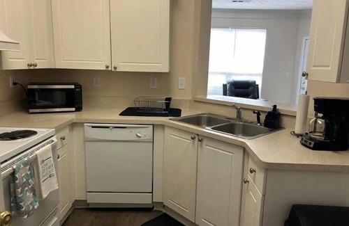 Suwanee House | Charming 3-bedroom 3 ba house with WiFi, AC pet friendly in tranquil Suwanee