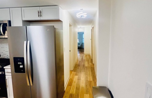 Irving Park Apartment | Charming 3-bedroom apartment with AC and WiFi in marvelous Chicago