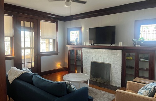 Old Norwood Park Apartment | Charming 3-bedroom apartment in the Old Norwood Park neighborhood of Chicago