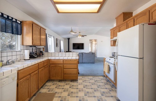 Coarsegold Cabin | Charming 3-bedroom cabin near Yosemite w/WiFi and Pool Table