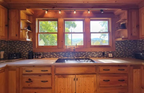 Boomer Cabin | Charming 3-bedroom cabin in beautiful Boomer with AC