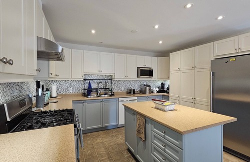 Rideau Heights House | Charming 3 Bedroom Clean Unit!