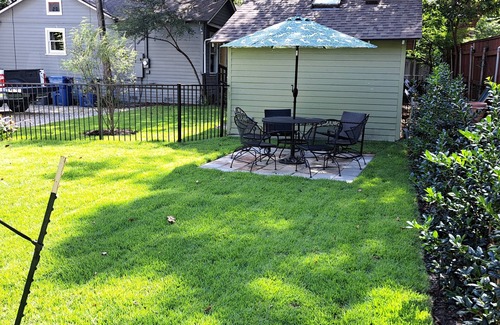 McKinney Cottage | Charming 3-bedroom cottage in McKinney with A/C three blocks from the square.