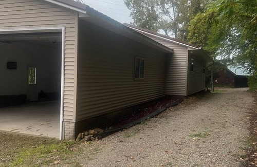 Lansing Cottage | Charming 3-bedroom cottage with a river view in the bluffs just south of Lansing