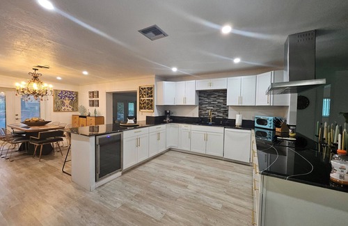 Central Naples Cottage | Charming 3-bedroom cottage in delightful Naples with WiFi, AC