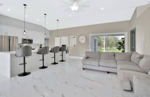 Rural Estates House | Charming 3-Bedroom + Den Sanctuary in Naples: 1 Acre of Tranquility AC & WiFi!