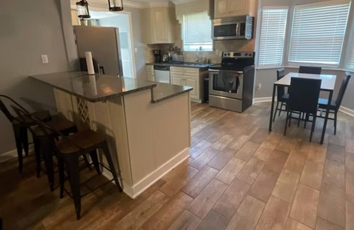 New Castle House | Charming 3-bedroom house with WiFi and AC in Birmingham