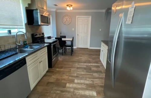 New Castle House | Charming 3-bedroom house with WiFi and AC in Birmingham