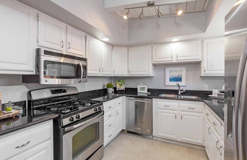 Suburban Park - Lorelei Manor - Flood Park Triangle House | Charming 3-bedroom house with AC, WiFi in Menlo Park