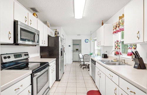 Palm Coast House | Charming 3-bedroom house with POOL, Firepit & WiFi/close to beach